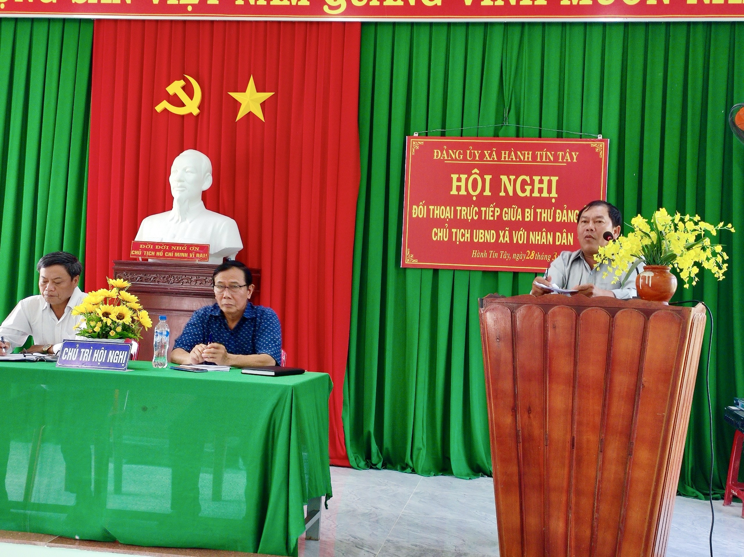 Đ/c Nguyễn Văn Hùng, Trưởng thôn trả lời một số ý kiến thuộc thầm quyền của thôn